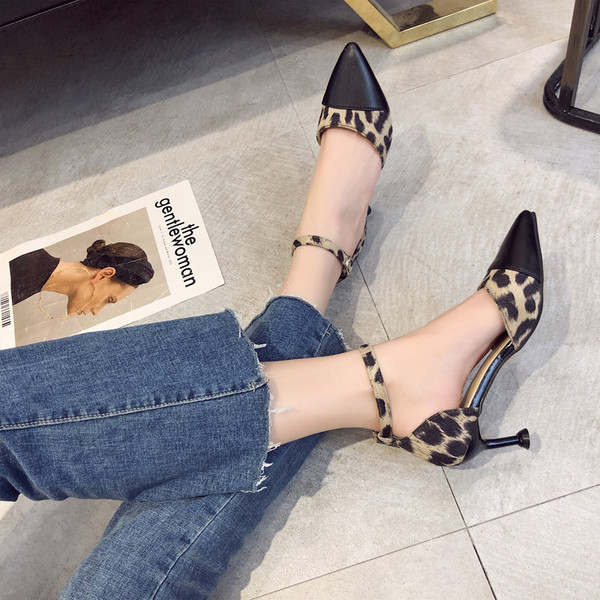 Κομψά γυναικεία σανδάλια με υψηλό τακούνι σε μαύρο χρώμα με ζωική εκτύπωση