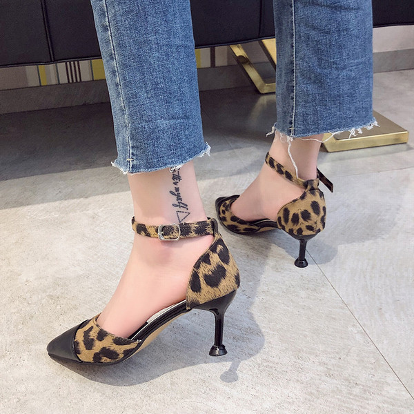 Κομψά γυναικεία σανδάλια με υψηλό τακούνι σε μαύρο χρώμα με ζωική εκτύπωση