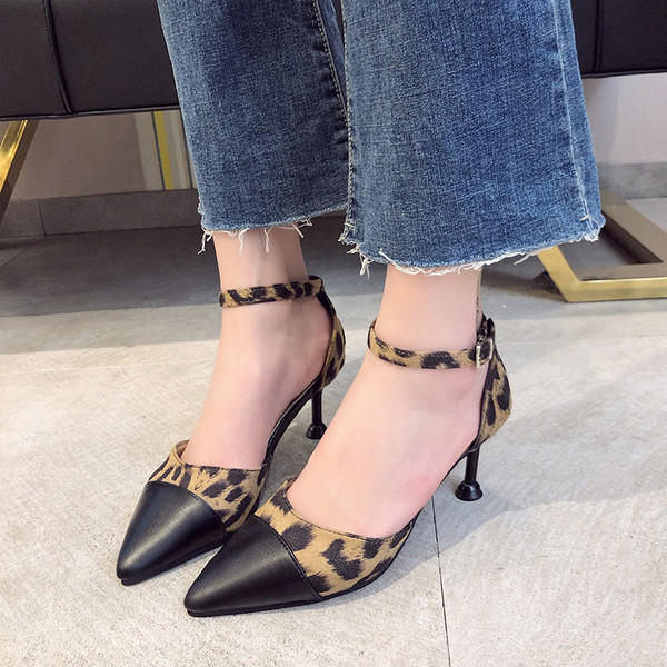 Κομψά γυναικεία σανδάλια με υψηλό τακούνι σε μαύρο χρώμα με ζωική εκτύπωση