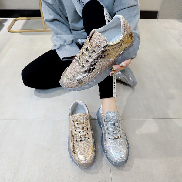 Modern női tornacipő két színben, fényes hatással