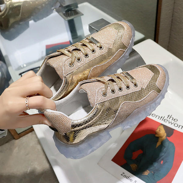 Modern női tornacipő két színben, fényes hatással