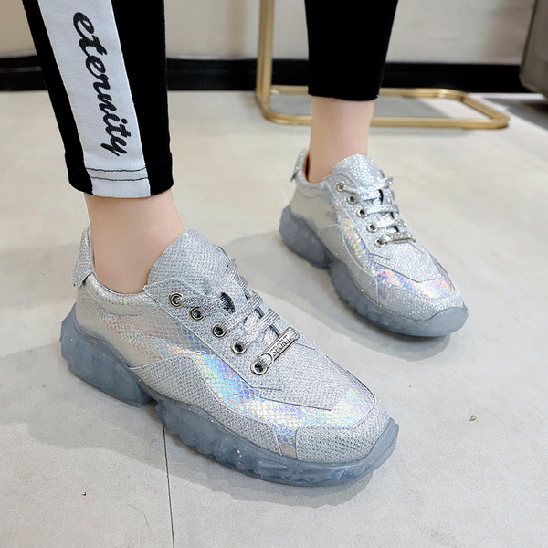 Modern női tornacipő két színben, fényes hatással