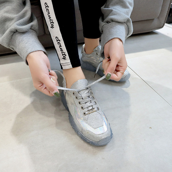 Modern női tornacipő két színben, fényes hatással