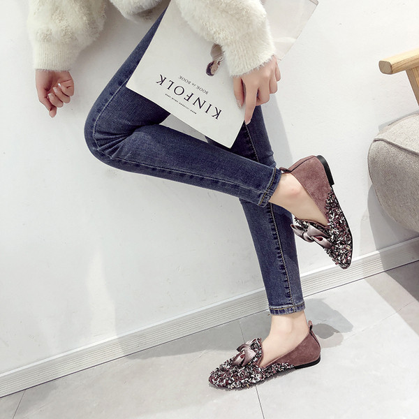 Pantofi moderni de dama - model ascutit cu panglica