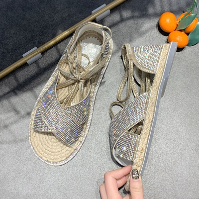 Γυναικεία μοντέρνα σανδάλια με κομψό αποτέλεσμα σε δύο χρώματα