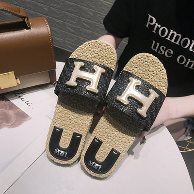 Μοντέρνες γυναικείες παντόφλες σε τρία χρώματα με μεταλλικό στοιχείο