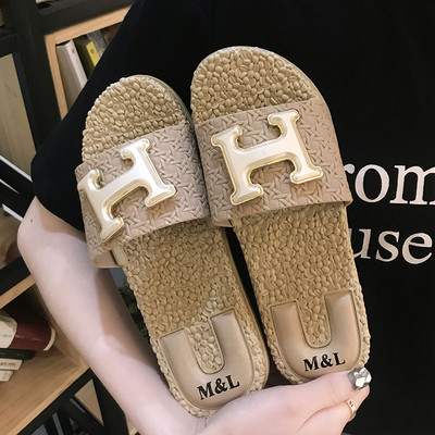 Μοντέρνες γυναικείες παντόφλες σε τρία χρώματα με μεταλλικό στοιχείο