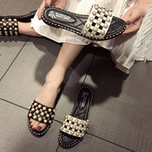 Μοντέρνες γυναικείες παντόφλες σε δύο χρώματα με διακοσμητικά μαργαριτάρια