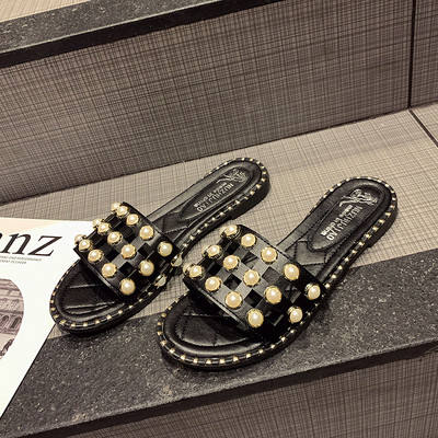 Μοντέρνες γυναικείες παντόφλες σε δύο χρώματα με διακοσμητικά μαργαριτάρια