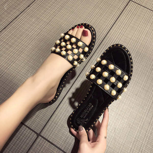 Μοντέρνες γυναικείες παντόφλες σε δύο χρώματα με διακοσμητικά μαργαριτάρια