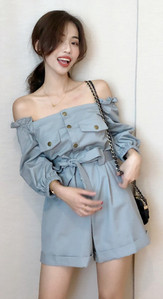 Modern, csupasz vállú női overall, két színben