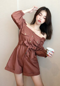 Modern, csupasz vállú női overall, két színben