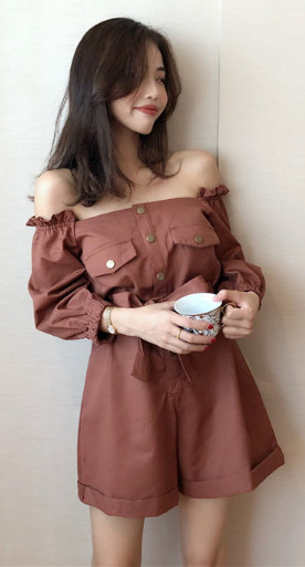 Modern, csupasz vállú női overall, két színben