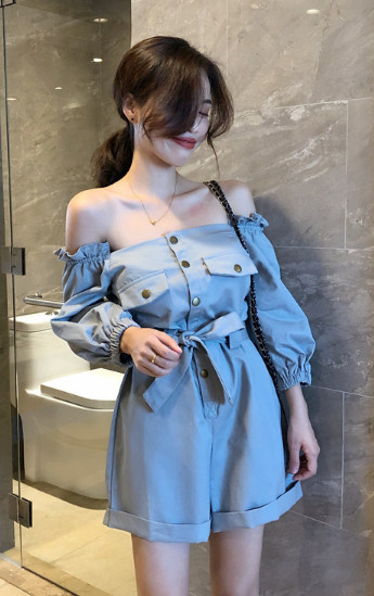 Modern, csupasz vállú női overall, két színben