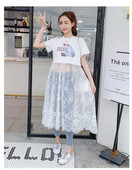 Modern, fekete-fehér csipkés női póló