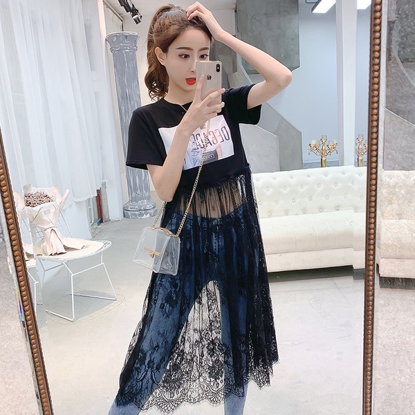 Modern, fekete-fehér csipkés női póló