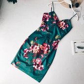 Stílusos női ruha vékony pántokkal és virágmotívumokkal kék színben