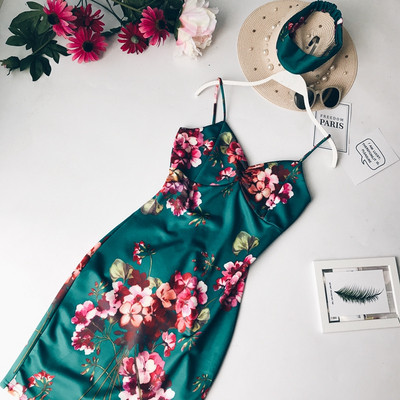 Stílusos női ruha vékony pántokkal és virágmotívumokkal kék színben