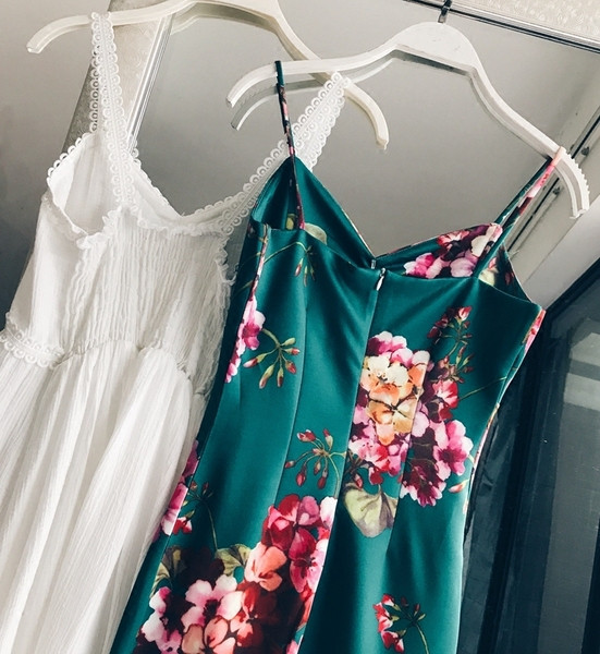 Stílusos női ruha vékony pántokkal és virágmotívumokkal kék színben