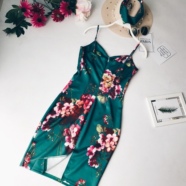 Stílusos női ruha vékony pántokkal és virágmotívumokkal kék színben