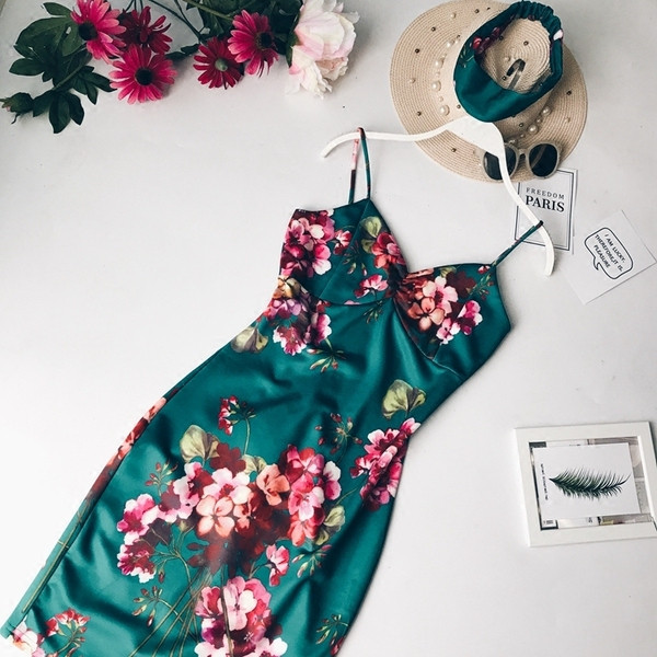 Stílusos női ruha vékony pántokkal és virágmotívumokkal kék színben