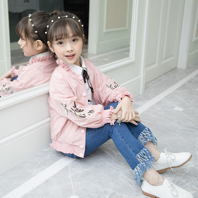 Gyerekkabát lányoknak három színben gombokkal és hímzéssel