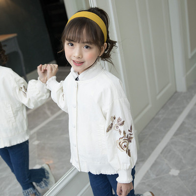 Gyerekkabát lányoknak három színben gombokkal és hímzéssel