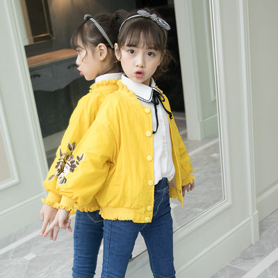 Gyerekkabát lányoknak három színben gombokkal és hímzéssel