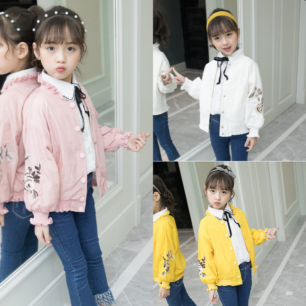 Gyerekkabát lányoknak három színben gombokkal és hímzéssel