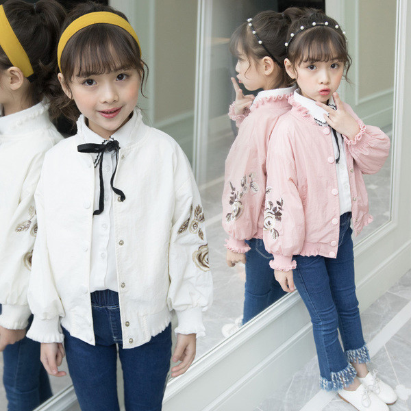 Gyerekkabát lányoknak három színben gombokkal és hímzéssel