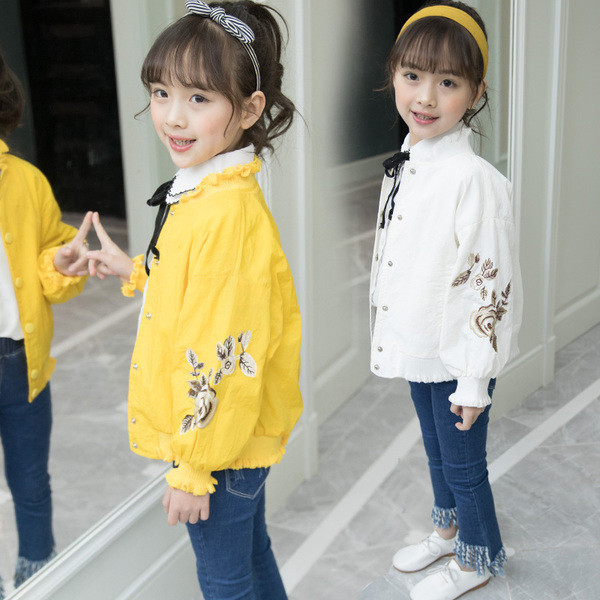 Gyerekkabát lányoknak három színben gombokkal és hímzéssel