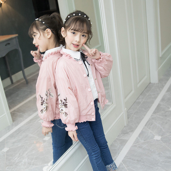 Gyerekkabát lányoknak három színben gombokkal és hímzéssel