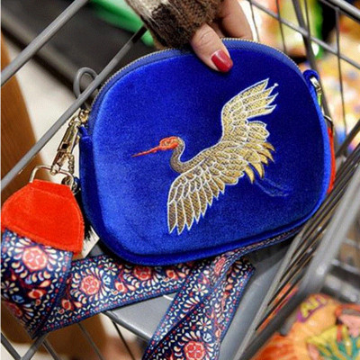 Μοντέρνα γυναικεία τσάντα  με κεντήματα σε δύο χρώματα