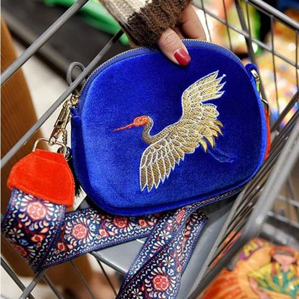 Μοντέρνα γυναικεία τσάντα  με κεντήματα σε δύο χρώματα