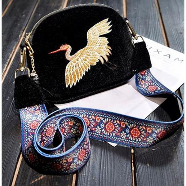 Μοντέρνα γυναικεία τσάντα  με κεντήματα σε δύο χρώματα