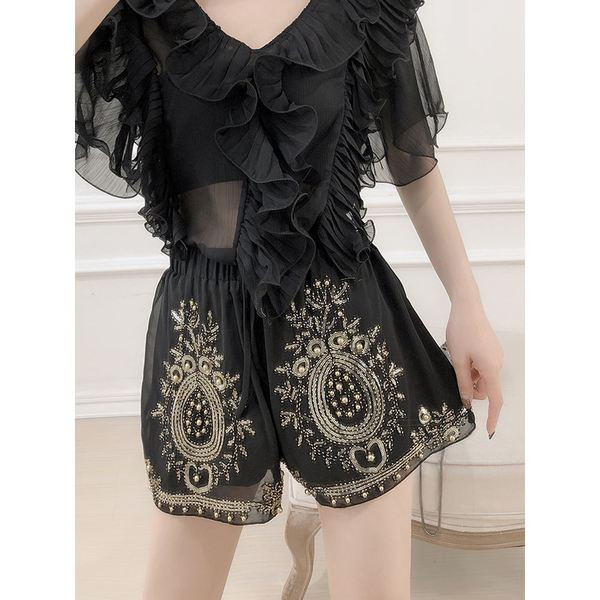 Pantaloni scurti moderni de dama cu talie inalta si broderii in doua culori