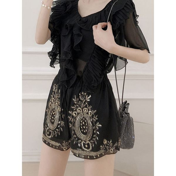 Pantaloni scurti moderni de dama cu talie inalta si broderii in doua culori