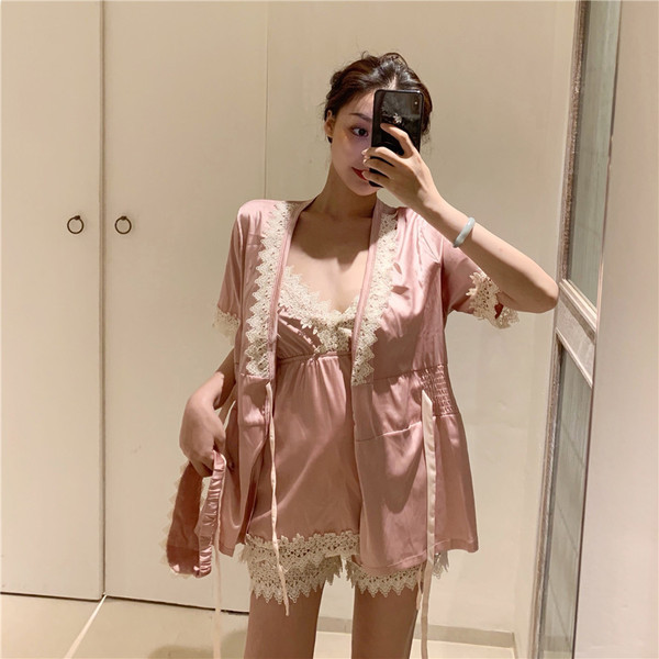 Μοντέρνα γυναικεία  πιτζάμα  σε τρία μέρη - μπουρνούζι , αμάνικο και σορτς σε ροζ χρώμα