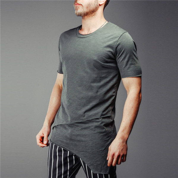 Alkalmi férfi póló három színben, aszimmetrikus modell