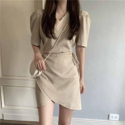 Alkalmi női rövid ruha szürke és bézs színű nyakkendővel