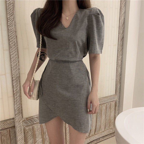 Alkalmi női rövid ruha szürke és bézs színű nyakkendővel