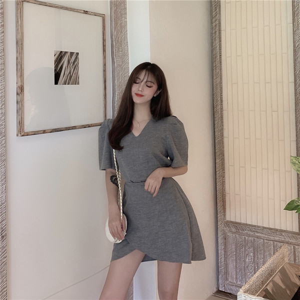 Alkalmi női rövid ruha szürke és bézs színű nyakkendővel