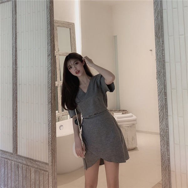 Alkalmi női rövid ruha szürke és bézs színű nyakkendővel