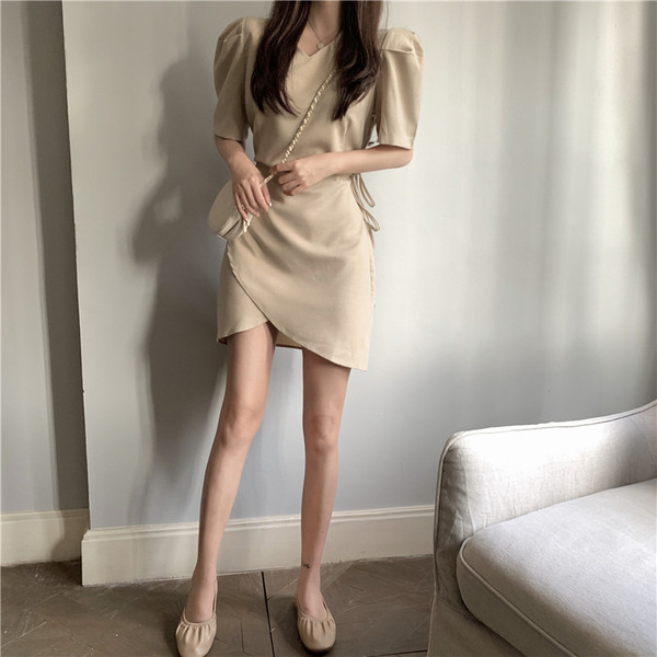 Alkalmi női rövid ruha szürke és bézs színű nyakkendővel