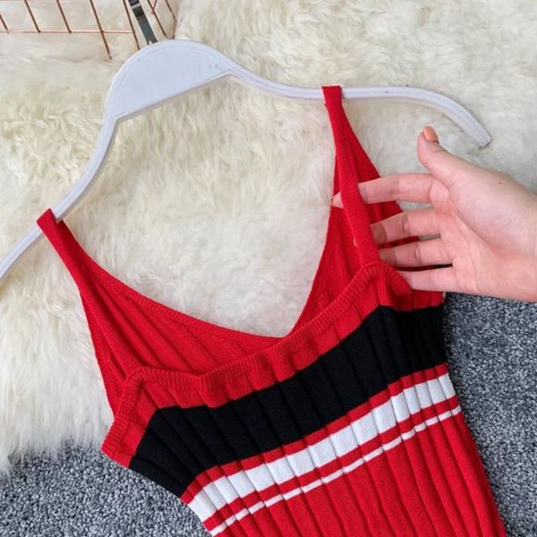 Modern női ruha vékony pántokkal, négy színben