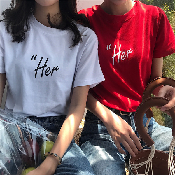 Modern női póló rövid ujjal, fehér és piros felirattal