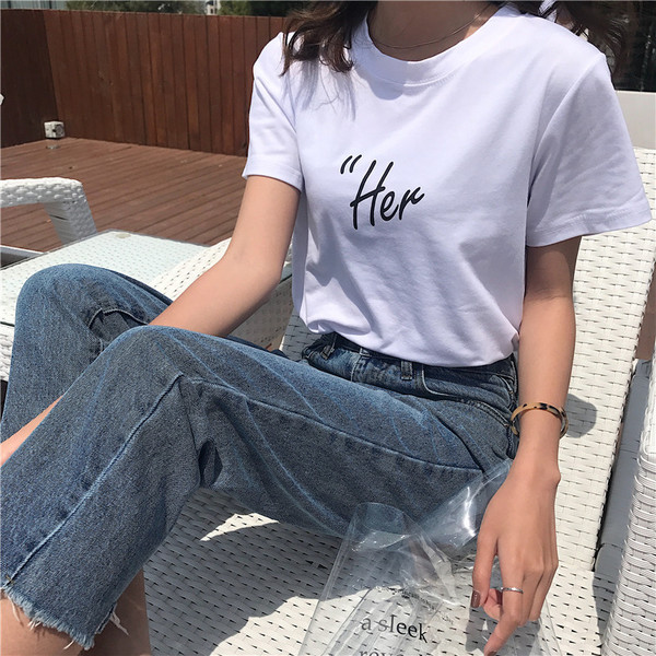 Modern női póló rövid ujjal, fehér és piros felirattal