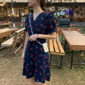 Nyári női ruha V-nyakú, színes mintával