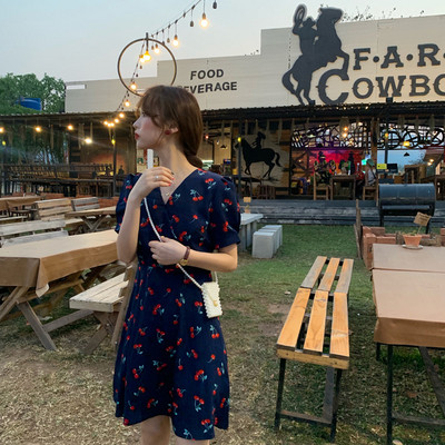 Nyári női ruha V-nyakú, színes mintával