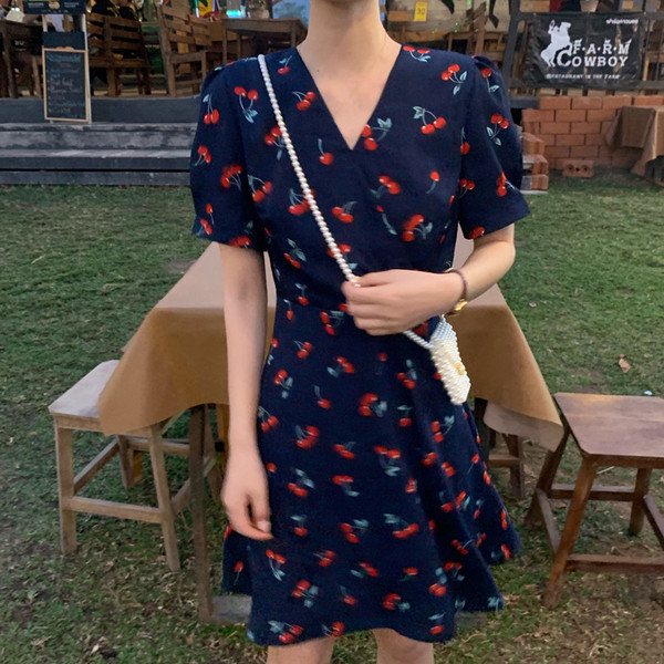 Nyári női ruha V-nyakú, színes mintával